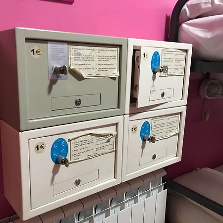 Rc Miguel Angel Hostel Madrid Luaran gambar Mailboxes on board a train