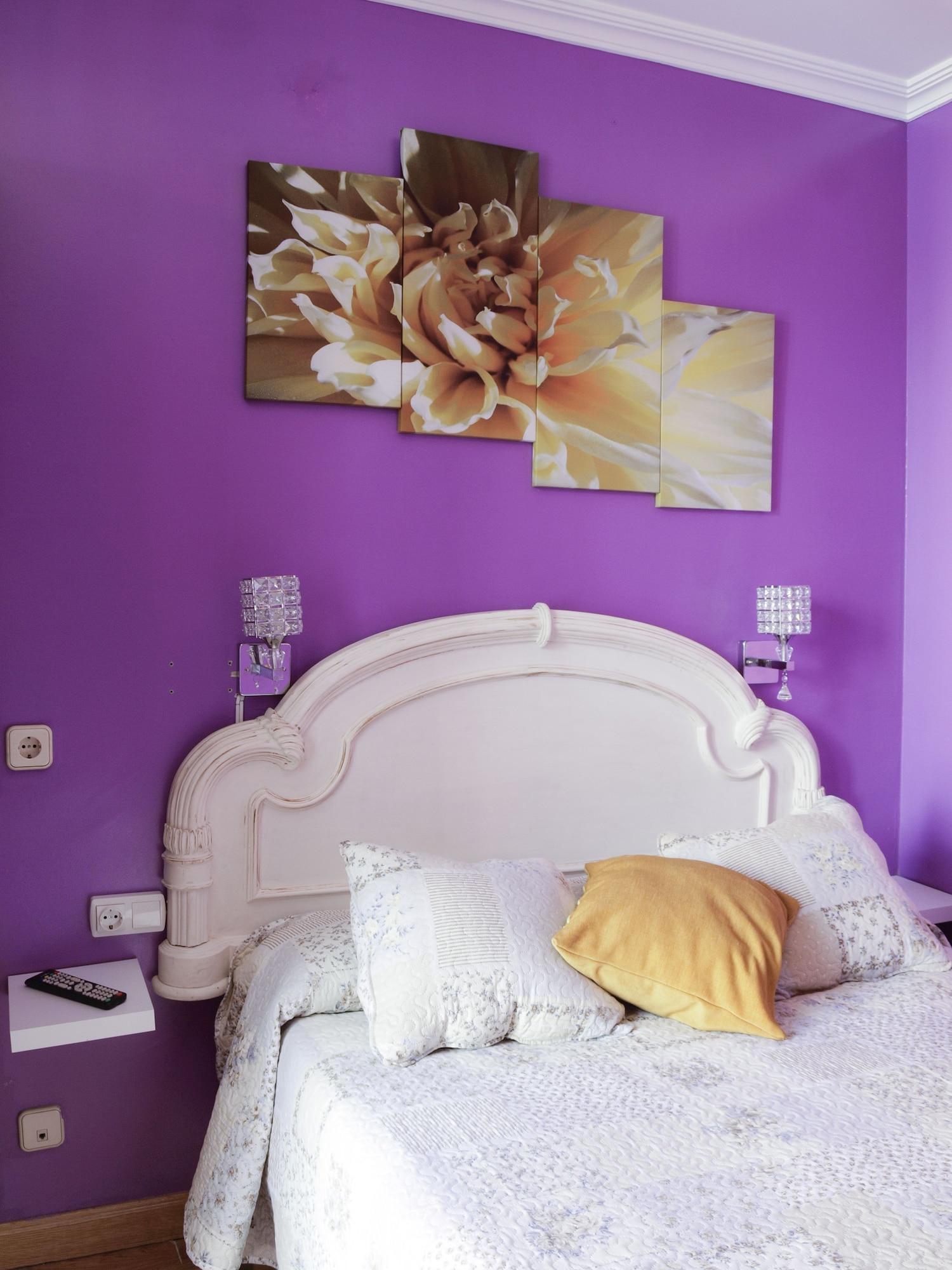 Rc Miguel Angel Hostel Madrid Luaran gambar Purple bedroom