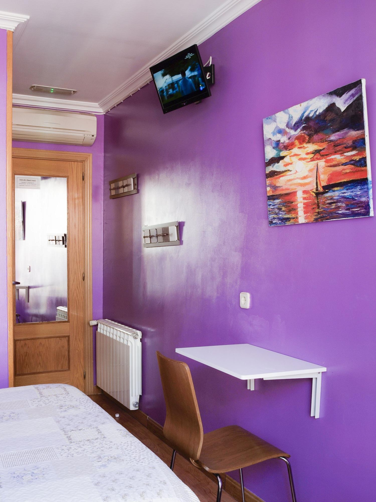 Rc Miguel Angel Hostel Madrid Luaran gambar A room at the hostel