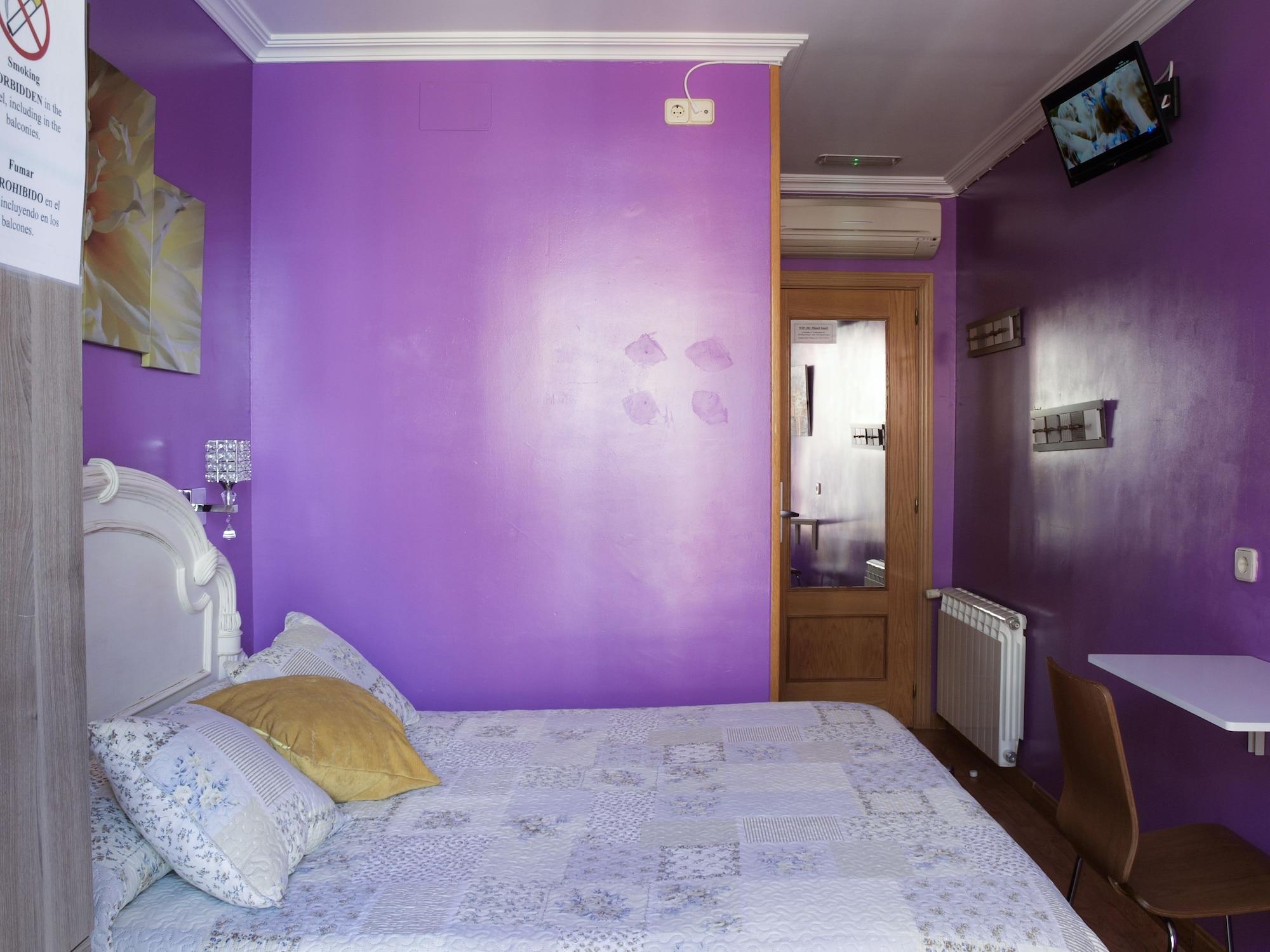 Rc Miguel Angel Hostel Madrid Luaran gambar A room at the hotel