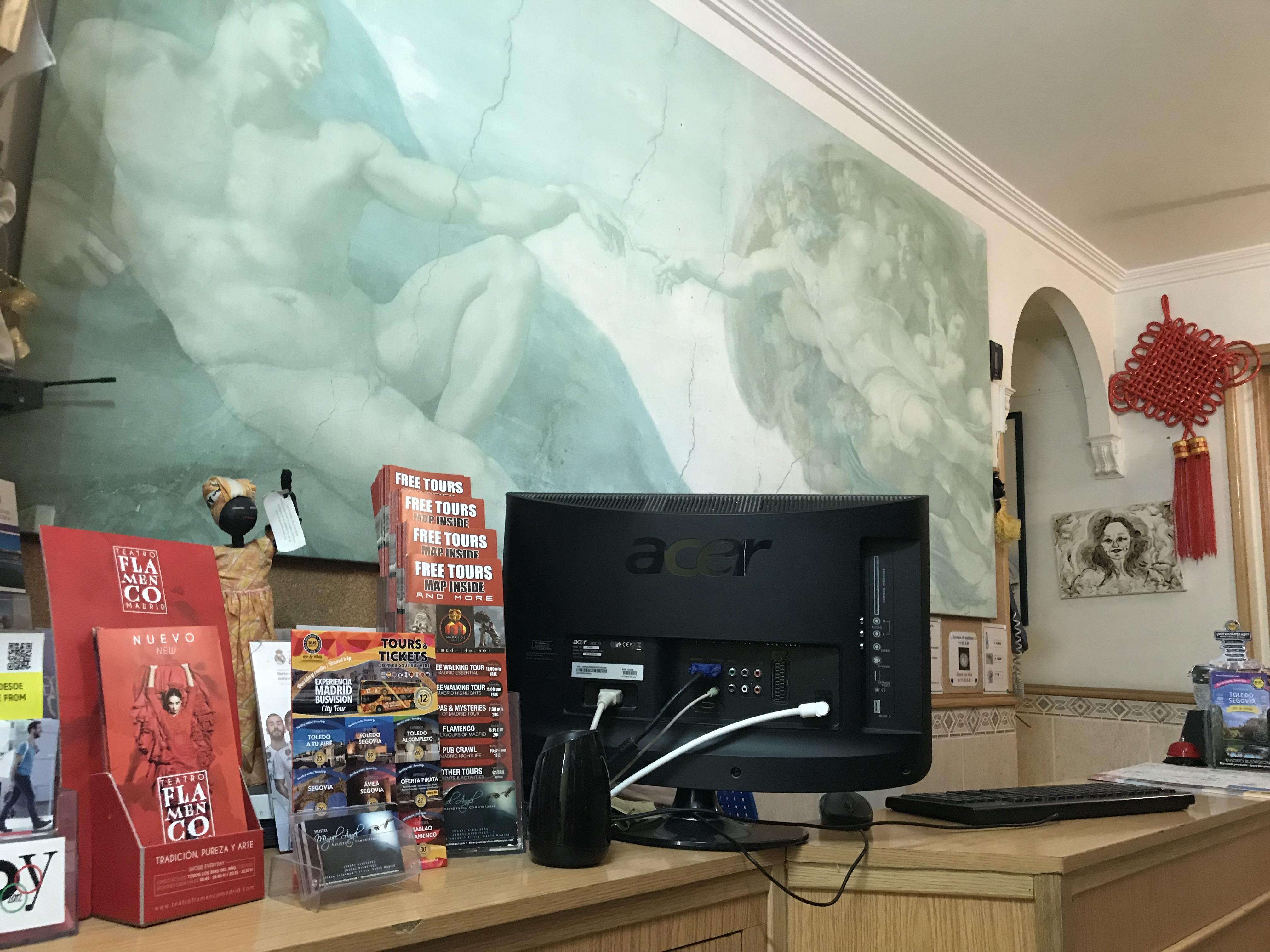 Rc Miguel Angel Hostel Madrid Luaran gambar Reception desk at the museum