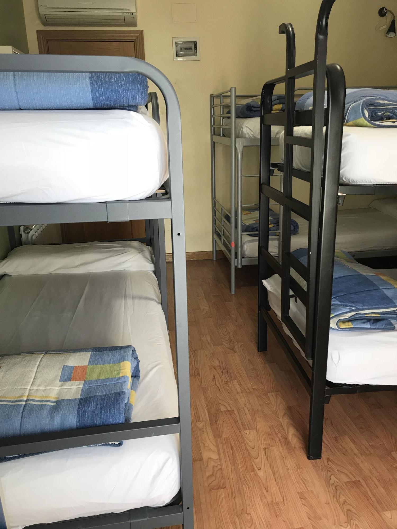 Rc Miguel Angel Hostel Madrid Luaran gambar A typical hostel room