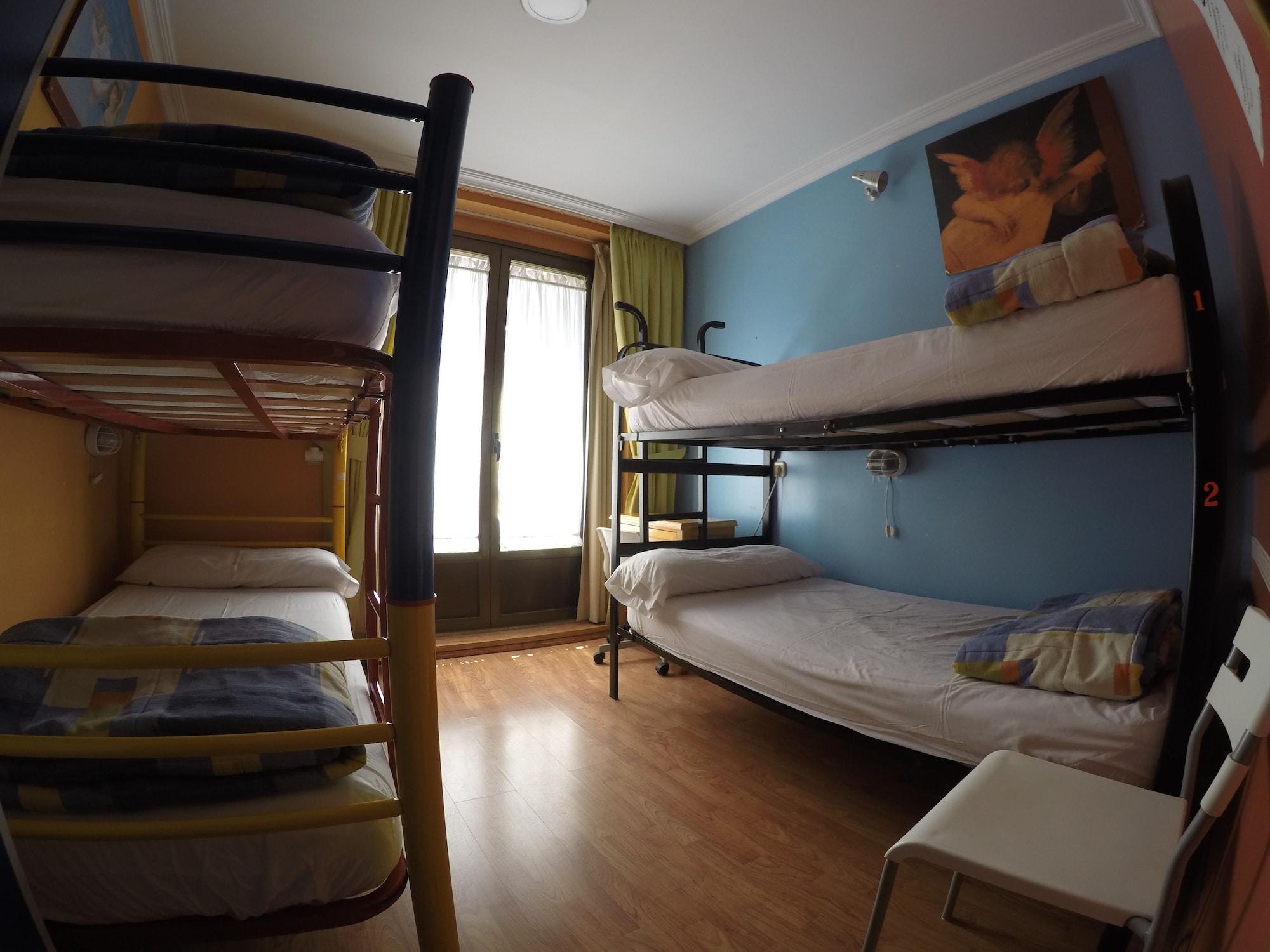 Rc Miguel Angel Hostel Madrid Luaran gambar Hostel room in Madrid, Spain