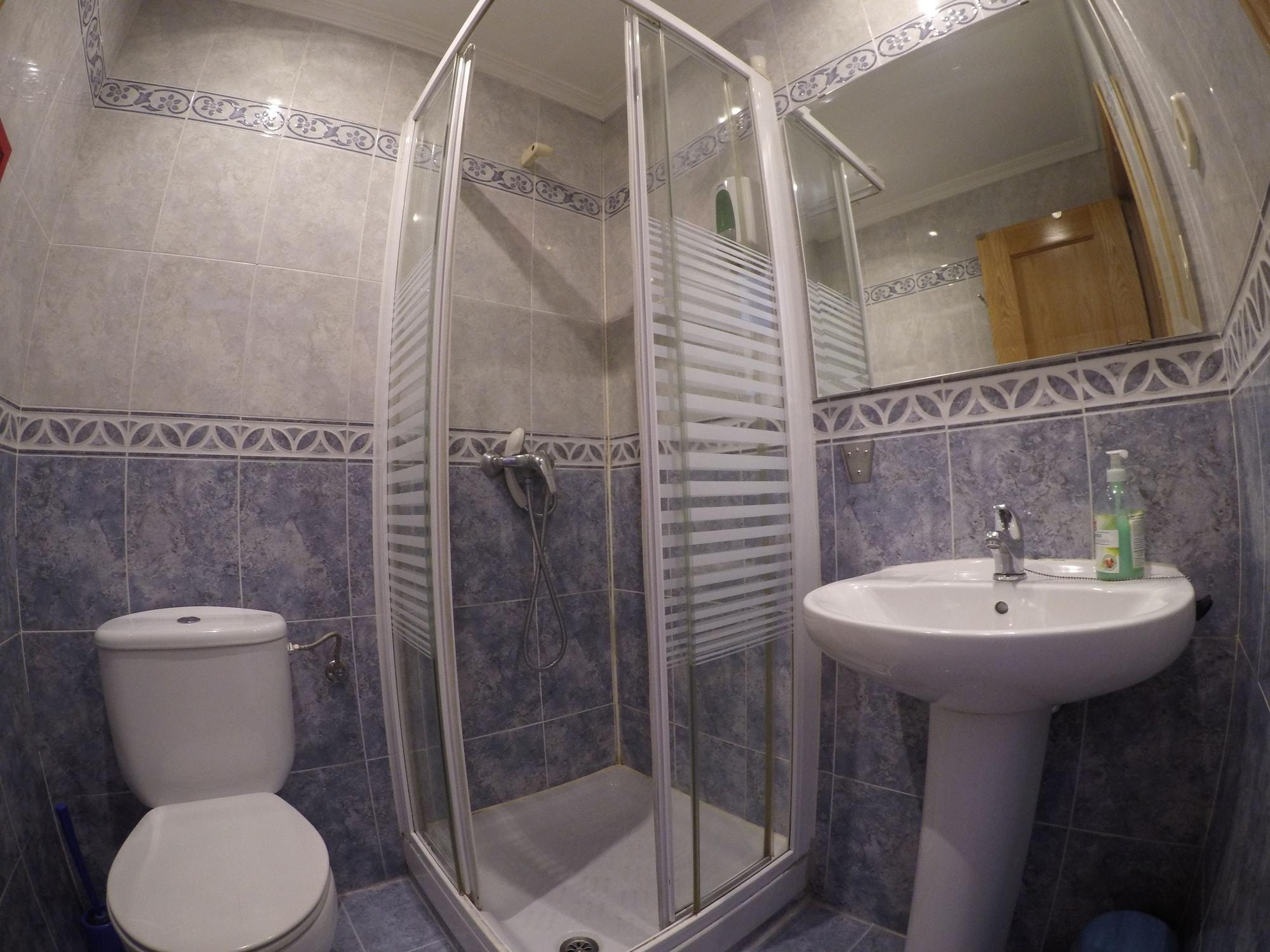 Rc Miguel Angel Hostel Madrid Luaran gambar A shower cubicle