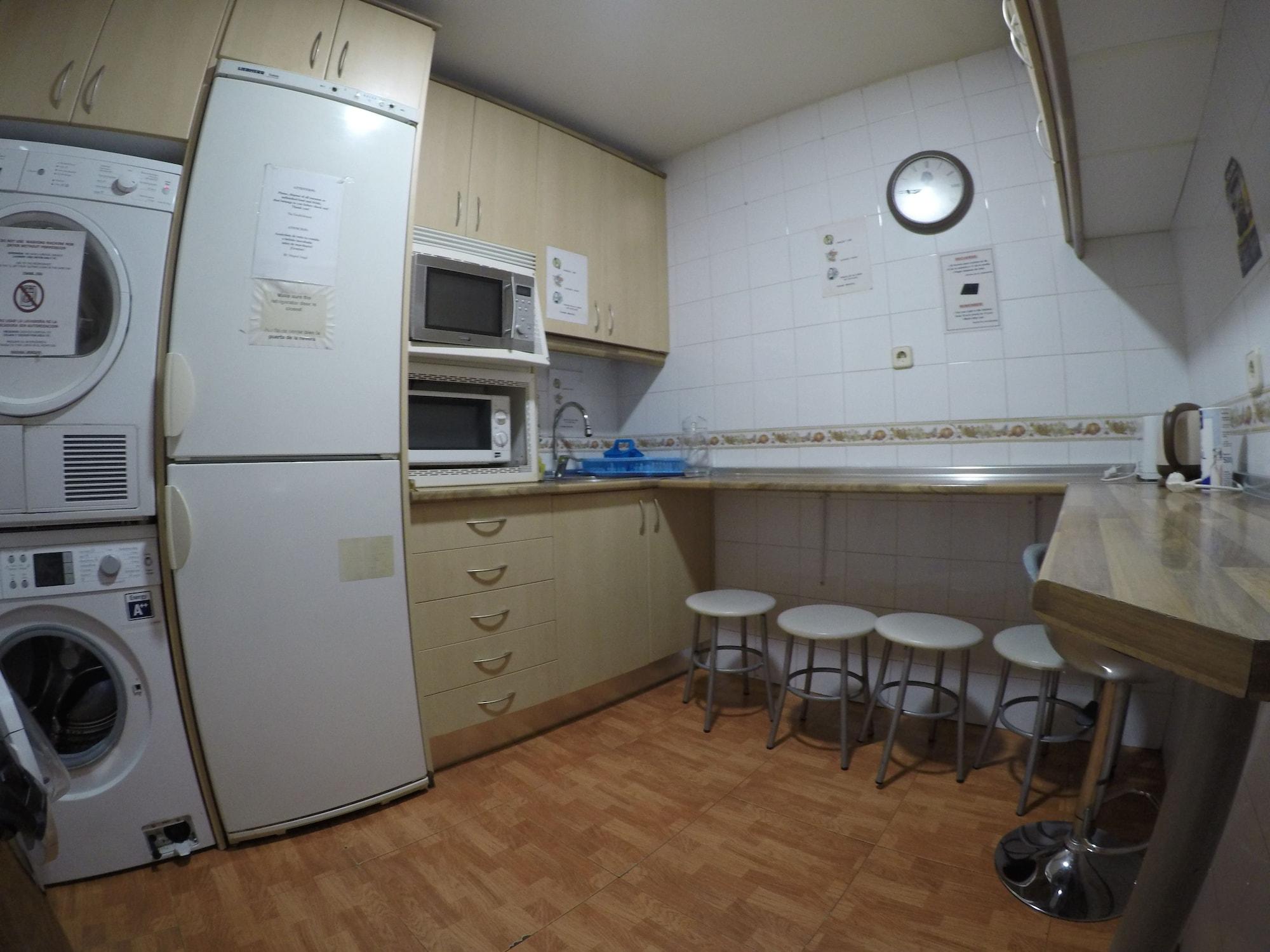 Rc Miguel Angel Hostel Madrid Luaran gambar A typical kitchen in a hostel