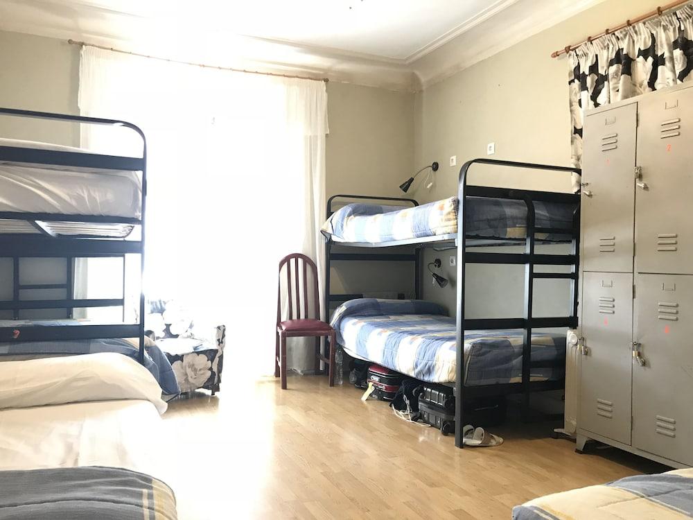 Rc Miguel Angel Hostel Madrid Luaran gambar A typical dormitory room at the International House