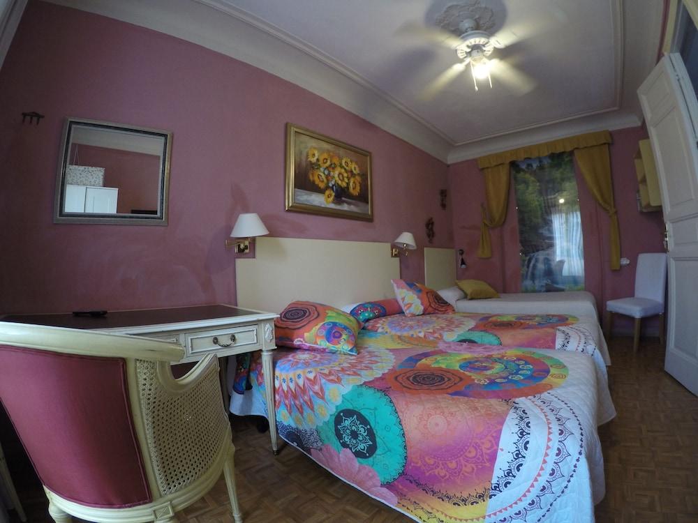 Rc Miguel Angel Hostel Madrid Luaran gambar A room at the hotel