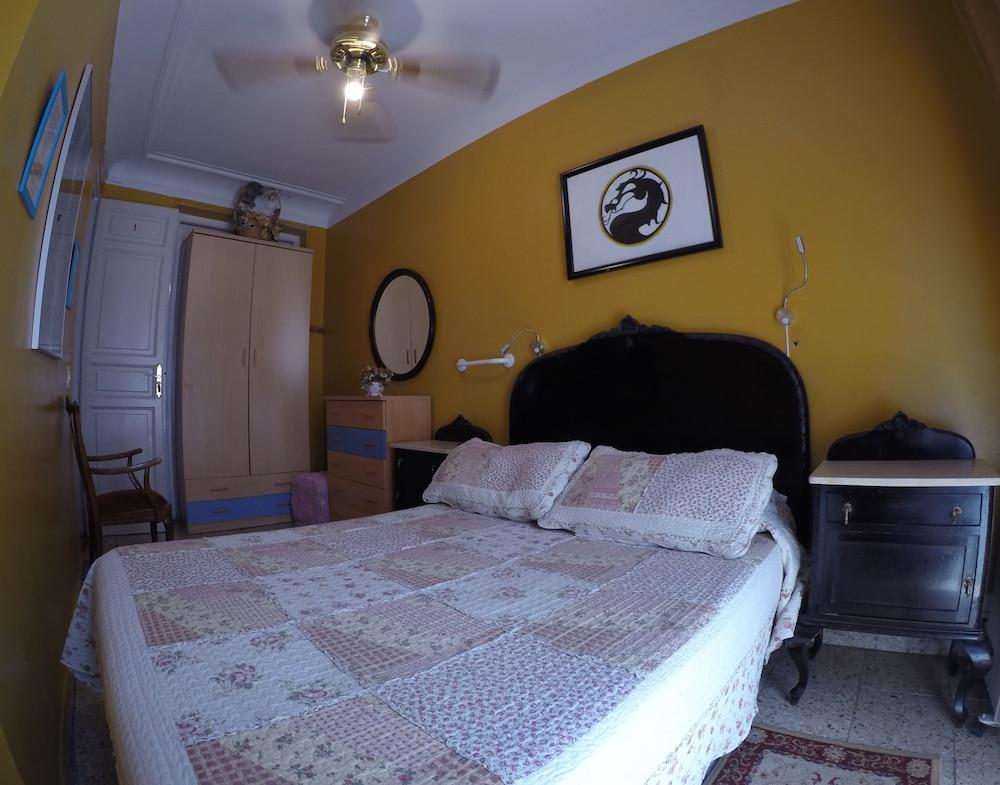Rc Miguel Angel Hostel Madrid Luaran gambar A bedroom