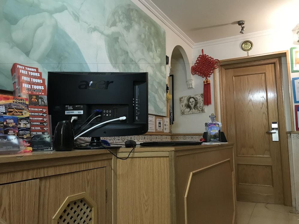 Rc Miguel Angel Hostel Madrid Luaran gambar Reception desk at the hotel