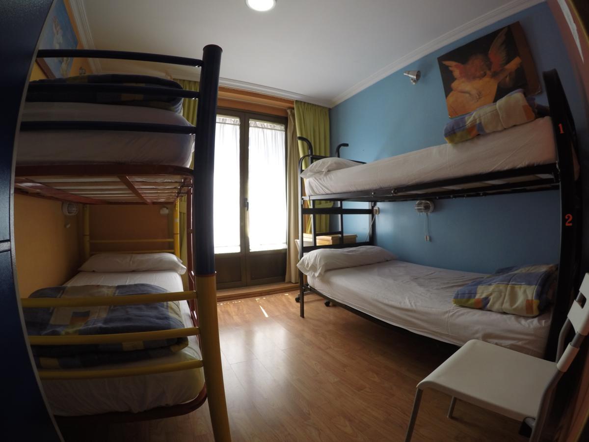 Rc Miguel Angel Hostel Madrid Luaran gambar Hostel room in Madrid, Spain