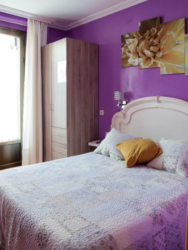 Rc Miguel Angel Hostel Madrid Luaran gambar A bedroom