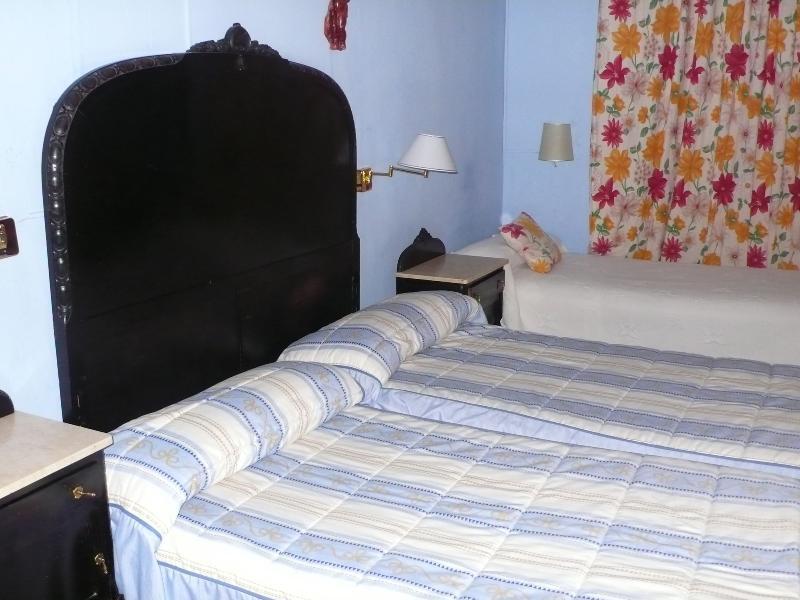 Rc Miguel Angel Hostel Madrid Luaran gambar A bed